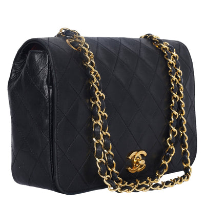 Classic full flap shoulder bag in black quilted leather