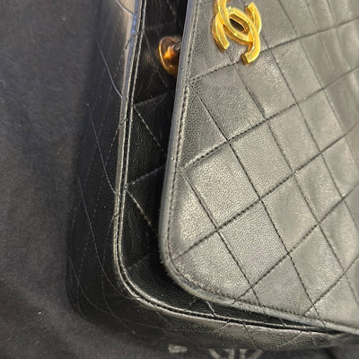 Classic full flap shoulder bag in black quilted leather