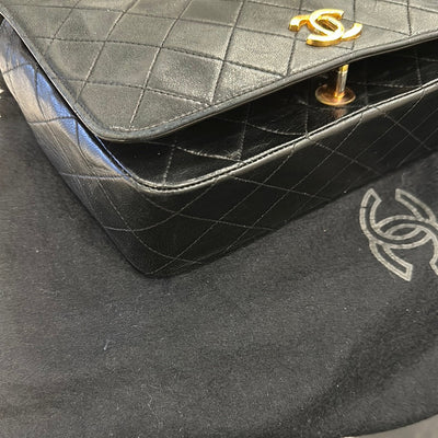 Classic full flap shoulder bag in black quilted leather