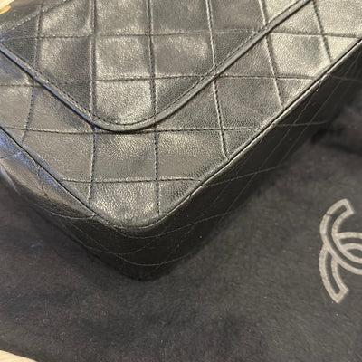 Classic full flap shoulder bag in black quilted leather